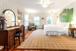 House on Chase Creek - Hotel room with a soft bed in Shelter Island